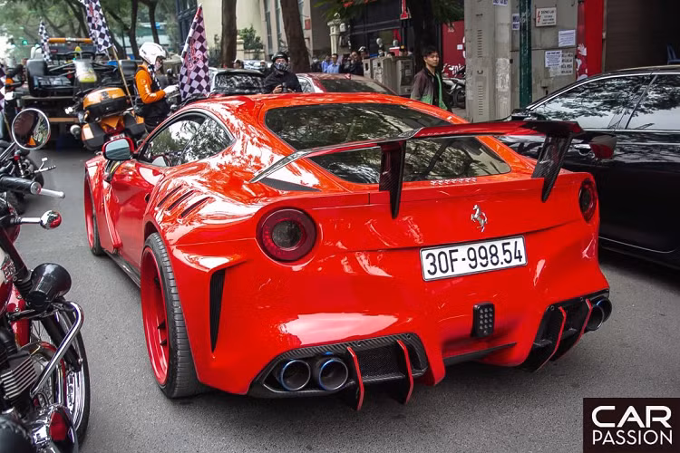 Được thiết kế bởi Marius Dumitrascu và Duke Dynamics, bộ body kit thân rộng này khiến chiếc F12 Berlinetta thông thường trở nên hầm hố hơn. Bộ body kit này là một trong 15 bộ đầu tiên trên thế giới và là bộ đầu tiên có mặt tại Việt Nam thông qua Wrapstyle HCM. Duke Dynamics thiết kế bộ kit với 21 chi tiết khác nhau, được làm bằng sợi carbon hoặc sợi carbon gia cường.