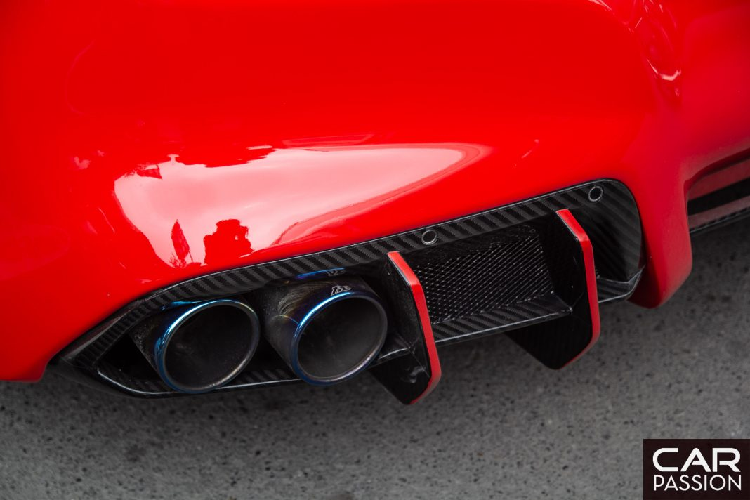 Mâm xe ADV.01 cỡ lớn, kết hợp hai tông màu đỏ-đen cực kì bắt mắt. Âm thanh của xe được nâng cấp với ống xả Innotech cho âm thanh như xe đua Công Thức 1.