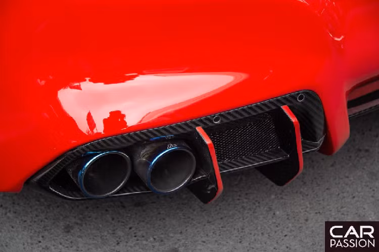 Mâm xe ADV.01 cỡ lớn, kết hợp hai tông màu đỏ-đen cực kì bắt mắt. Âm thanh của xe được nâng cấp với ống xả Innotech cho âm thanh như xe đua Công Thức 1.