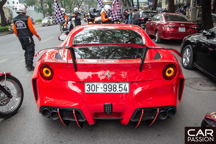 F12 Berlinetta được trang bị động cơ V12 mạnh mẽ của Ferrari. Động cơ V12 trên F12 Berlinetta có thể sinh công suất 730 mã lực và 690 Nm mô-men xoắn. Xe sử dụng hộp số ly hợp kép 7 cấp, truyền sức mạnh đến bánh sau. F12 có thể tăng tốc 0 – 100 km/h trong 3 giây và tốc độ tối đa 340 km/h. Từng thuộc sở hữu của tay chơi siêu xe nổi tiếng Cường đô la, giá xe Ferrari F12 Berlinetta tại thời điểm nhập về Việt Nam lên tới 22 tỷ đồng.