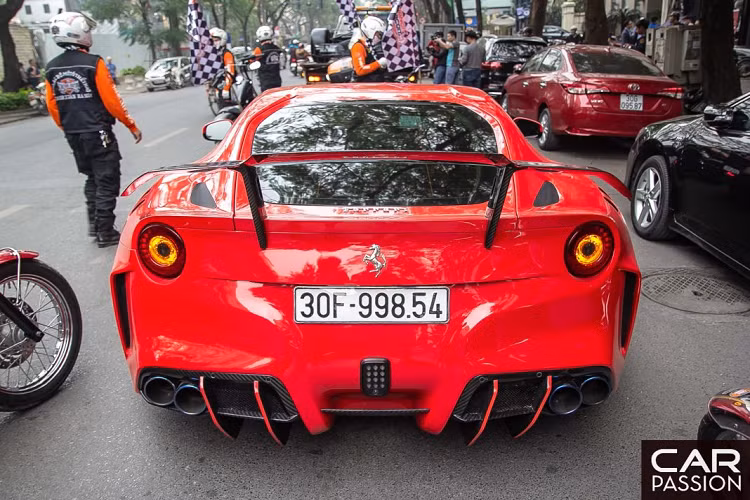 F12 Berlinetta được trang bị động cơ V12 mạnh mẽ của Ferrari. Động cơ V12 trên F12 Berlinetta có thể sinh công suất 730 mã lực và 690 Nm mô-men xoắn. Xe sử dụng hộp số ly hợp kép 7 cấp, truyền sức mạnh đến bánh sau. F12 có thể tăng tốc 0 – 100 km/h trong 3 giây và tốc độ tối đa 340 km/h. Từng thuộc sở hữu của tay chơi siêu xe nổi tiếng Cường đô la, giá xe Ferrari F12 Berlinetta tại thời điểm nhập về Việt Nam lên tới 22 tỷ đồng.
