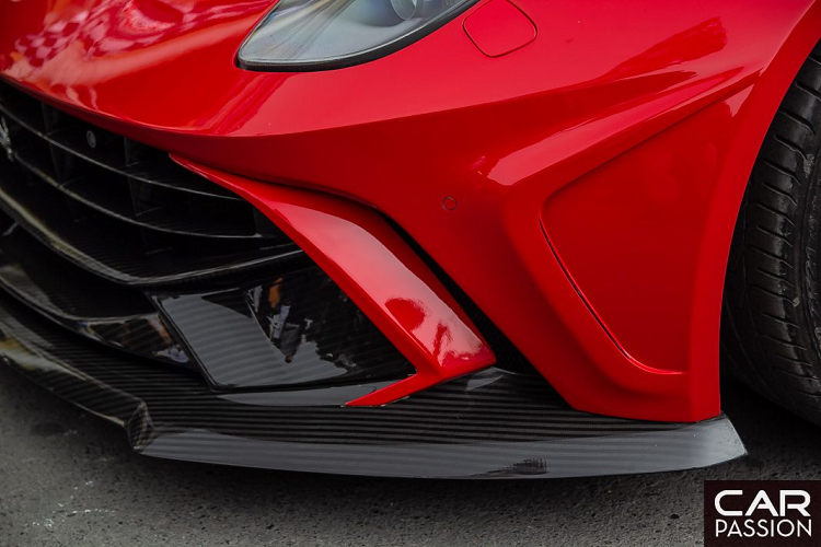 Phía sau, một bộ cản mới cực kỳ hầm hố được dùng thay thế cản của Ferrari. Duke Dynamics đã tinh tế thiết kế những cánh gió của bộ khuếch tán vào hốc ống xả, phía trên là cánh gió cỡ lớn được làm bằng sợi carbon.