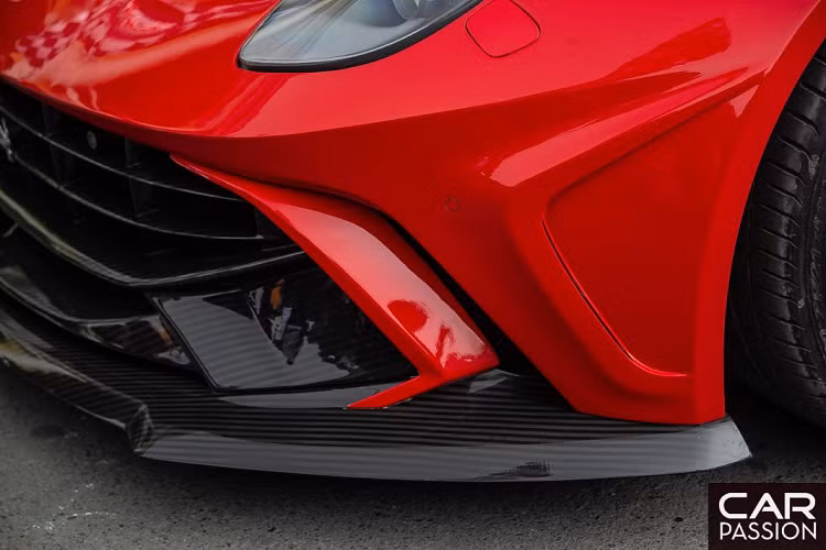 Phía sau, một bộ cản mới cực kỳ hầm hố được dùng thay thế cản của Ferrari. Duke Dynamics đã tinh tế thiết kế những cánh gió của bộ khuếch tán vào hốc ống xả, phía trên là cánh gió cỡ lớn được làm bằng sợi carbon.