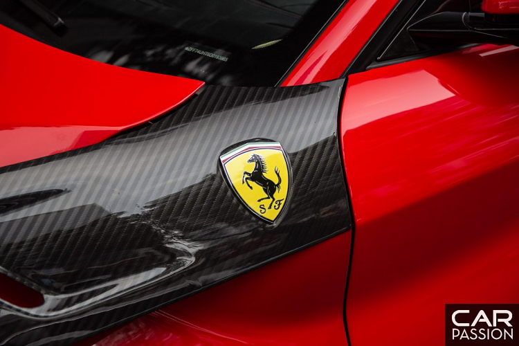 Những chi tiết khác như ốp gương, ốp hốc gió ngang hông hay líp hông đều được làm hoàn toàn bằng sợi carbon. Các chi tiết thay thế được thiết kế hoàn chỉnh, khiến việc lắp vào không gây ra bất cứ mâu thuẫn nào với thiết kế cũ của xe.