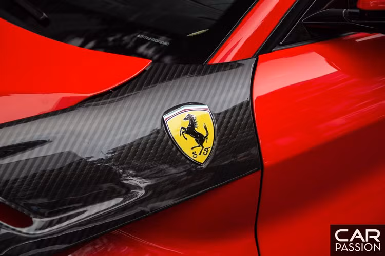 Những chi tiết khác như ốp gương, ốp hốc gió ngang hông hay líp hông đều được làm hoàn toàn bằng sợi carbon. Các chi tiết thay thế được thiết kế hoàn chỉnh, khiến việc lắp vào không gây ra bất cứ mâu thuẫn nào với thiết kế cũ của xe.