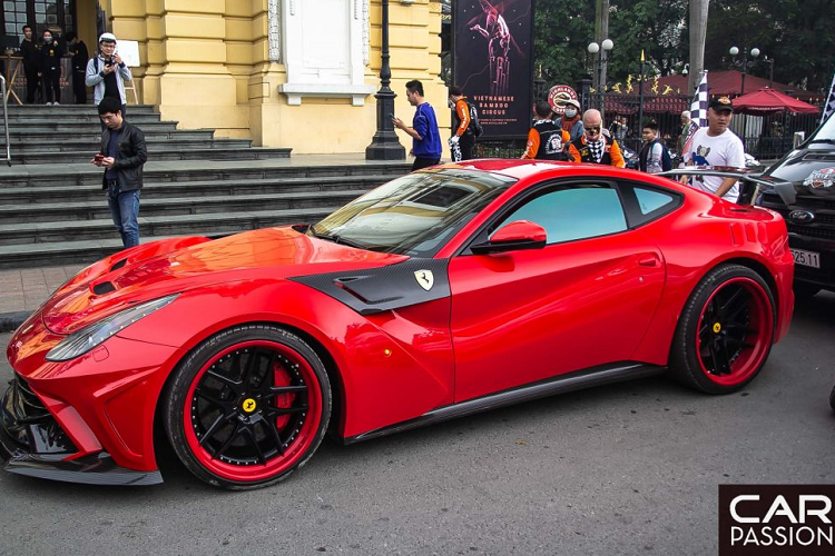 Kể từ khi được đưa về nước vào năm 2016, chiếc Ferrari F12 Berlinetta tại Việt Nam đã trải qua rất nhiều những lần thay đổi ngoại hình, nổi bật nhất chính là việc lớp sơn màu đỏ sẫm nguyên bản đã được sơn lại thành màu đỏ truyền thống Rosso Corsa của thương hiệu Ferrari.