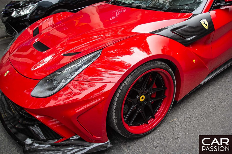 Sau khi được lắp đặt gói độ, F12 Berlinetta sẽ rộng hơn 50 mm ở bánh trước và 60 mm ở bánh sau. Cản trước có thiết kế rộng hơn để phù hợp với vòm bánh xe mở rộng. Phần lưới tản nhiệt trên nắp capo cũng được phân làm ba thay vì một như trước đây và hai bên tích hợp hai hốc gió cỡ lớn.