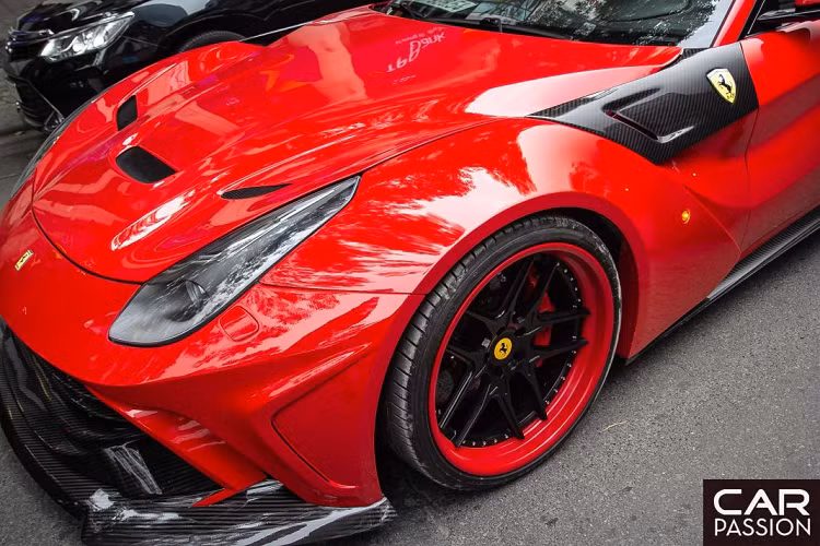 Sau khi được lắp đặt gói độ, F12 Berlinetta sẽ rộng hơn 50 mm ở bánh trước và 60 mm ở bánh sau. Cản trước có thiết kế rộng hơn để phù hợp với vòm bánh xe mở rộng. Phần lưới tản nhiệt trên nắp capo cũng được phân làm ba thay vì một như trước đây và hai bên tích hợp hai hốc gió cỡ lớn.