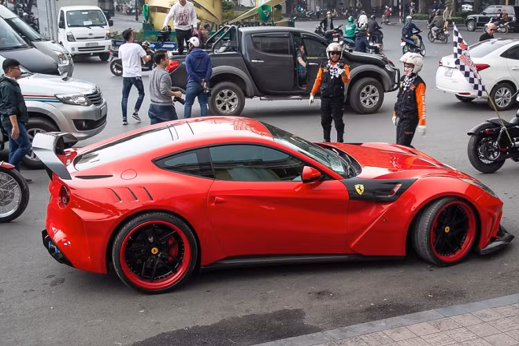 Tuy nhiên, lần nâng cấp gói độ Duke Dynamics chính là lần đã đem lại cho chiếc xe sự thay đổi toàn diện về ngoại hình, đem lại một vẻ ngoài đồ sộ hơn, hầm hố hơn.