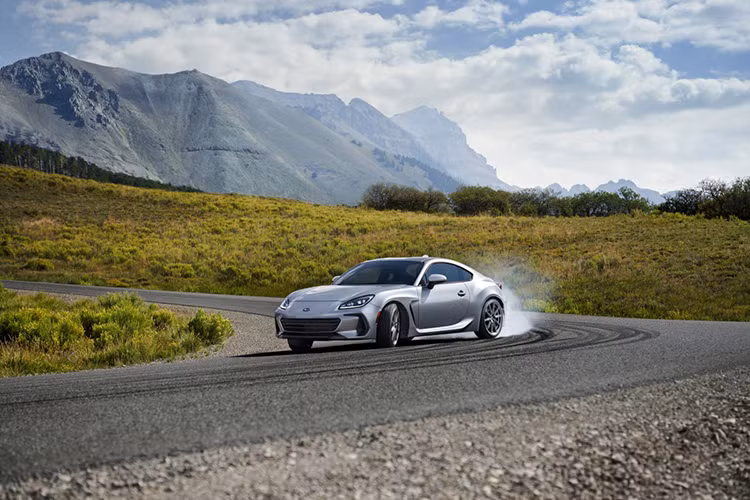  Subaru BRZ thế hệ thứ 2 vừa được ra mắt, ngoại hình của xe giống với mẫu concept từng được giới thiệu tại Tokyo Motor Show 2011. Mẫu xe thể thao này tiếp tục là sản phẩm hợp tác giữa Subaru và Toyota, trước đó cả 2 hãng đã hình thành một liên minh vốn mở rộng vào tháng 9 năm ngoái.