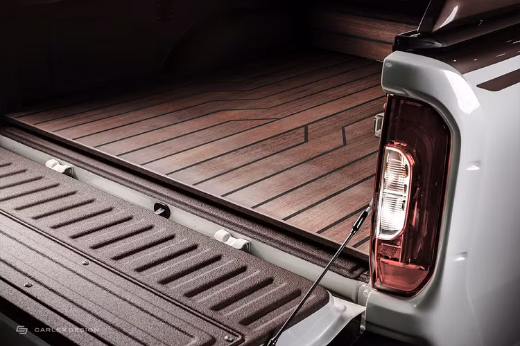 Thùng hàng phía sau của Mercedes-Benz X-Class độ Carlex Design được ốp gỗ cao cấp. Phụ kiện này trông khá đẹp, tuy nhiên gỗ rất dễ bị hư hại khi được lắp đặt ở những nơi như thùng hàng.