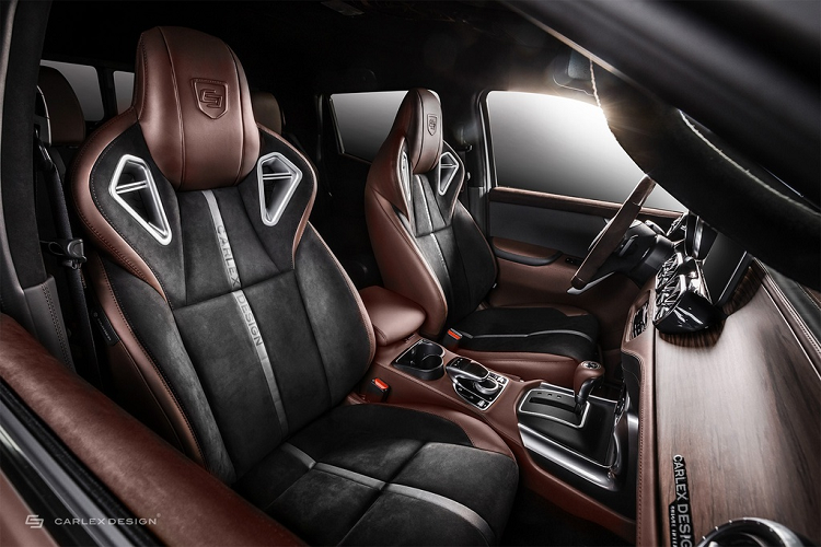 Ghế ngồi phía trước được làm theo phong cách thể thao giúp ôm trọn người ngồi, ở giữa mỗi ghế được thuê dòng chữ Carlex Design nổi bật.