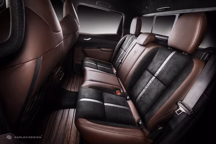 Hai ghế ngồi chính ở phía sau có thiết kế tương tự hàng ghế trước với da Alcantara màu đen ở giữa cùng tên hãng độ. Bục để chân phía dưới được ốp gỗ.