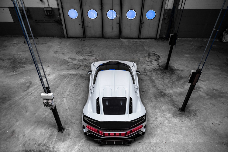 Giống với Chiron, Bugatti Centodieci được trang bị động cơ W16 quad-turbo 8.0L, cho công suất 1.578 mã lực. Sức mạnh này cho phép siêu xe tăng tốc 0-100 km/h trong 2,4 giây, 0-200 km/h trong 6,1 giây và 0-300 km/h trong 13,1 giây, tốc độ tối đa 380 km/h.