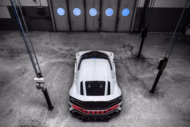 Giống với Chiron, Bugatti Centodieci được trang bị động cơ W16 quad-turbo 8.0L, cho công suất 1.578 mã lực. Sức mạnh này cho phép siêu xe tăng tốc 0-100 km/h trong 2,4 giây, 0-200 km/h trong 6,1 giây và 0-300 km/h trong 13,1 giây, tốc độ tối đa 380 km/h.