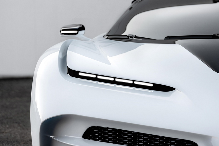 Cụm đèn pha LED của Centodieci tương tự Chiron nhưng mỏng hơn. La-zăng 7 chấu kép với hai tông màu đen trắng, kẹp phanh màu đỏ to bản. Đuôi xe nổi bật với cánh gió cỡ lớn, khuếch tán gió sau, 4 ống xả hình tròn đặt dọc, dải đèn hậu Full LED.