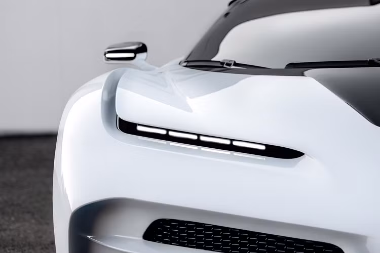 Cụm đèn pha LED của Centodieci tương tự Chiron nhưng mỏng hơn. La-zăng 7 chấu kép với hai tông màu đen trắng, kẹp phanh màu đỏ to bản. Đuôi xe nổi bật với cánh gió cỡ lớn, khuếch tán gió sau, 4 ống xả hình tròn đặt dọc, dải đèn hậu Full LED.