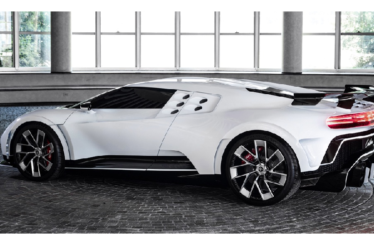 Hông xe có 5 lỗ hình tròn lấy cảm hứng từ EB110 Super Sport, giúp tăng khả năng khí động học.