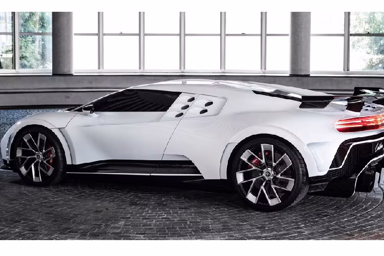 Hông xe có 5 lỗ hình tròn lấy cảm hứng từ EB110 Super Sport, giúp tăng khả năng khí động học.