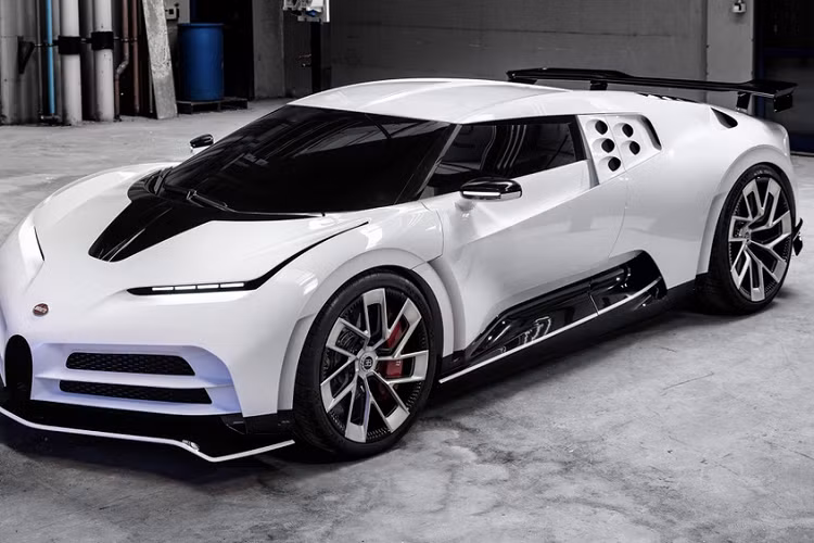 Sau khi giành chức vô địch Series A lần thứ 9 liên tiếp cùng Juventus, Cristiano Ronaldo đã tự thưởng cho mình một chiếc siêu xe Bugatti Centodieci. Cùng với Veyron Grand Sport Vitesse và Chiron, đây là sẽ chiếc Bugatti thứ 3 xuất hiện trong garage của siêu sao người Bồ Đào Nha.