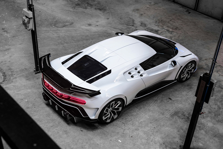 Cristiano Ronaldo cũng nằm trong danh sách khách hàng VIP của hãng siêu xe Pháp, bên cạnh những tên tuổi nổi tiếng khác như Roberto Carlos, Tom Cruise hay Floyd Mayweather Jr.