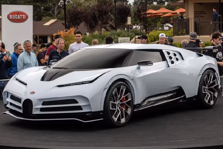 Centodieci sở hữu thiết kế lưới tản nhiệt hình móng ngựa, nhỏ hơn Chiron nhưng ngang với EB110. Khe hút gió được thiết kế lại, bộ chia gió trước bằng sợi carbon sơn viền trắng.