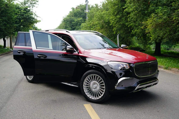 Ở phần ngoại thất, chiếc xe SUV Mercedes-Benz GLS 450 này đã được thay đổi rất nhiều chi tiết để giống với nguyên mẫu Maybach GLS 600 nguyên bản. Dễ nhận thấy nhất trong số đó là phần nước sơn 2 tông màu tương phản, mặt ca-lăng với thiết kế dạng nan dọc, cản dưới trước/sau mạ crome sáng, mâm xe 22 inch đa chấu cùng logo Maybach...