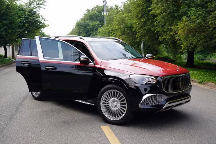 Ở phần ngoại thất, chiếc xe SUV Mercedes-Benz GLS 450 này đã được thay đổi rất nhiều chi tiết để giống với nguyên mẫu Maybach GLS 600 nguyên bản. Dễ nhận thấy nhất trong số đó là phần nước sơn 2 tông màu tương phản, mặt ca-lăng với thiết kế dạng nan dọc, cản dưới trước/sau mạ crome sáng, mâm xe 22 inch đa chấu cùng logo Maybach...