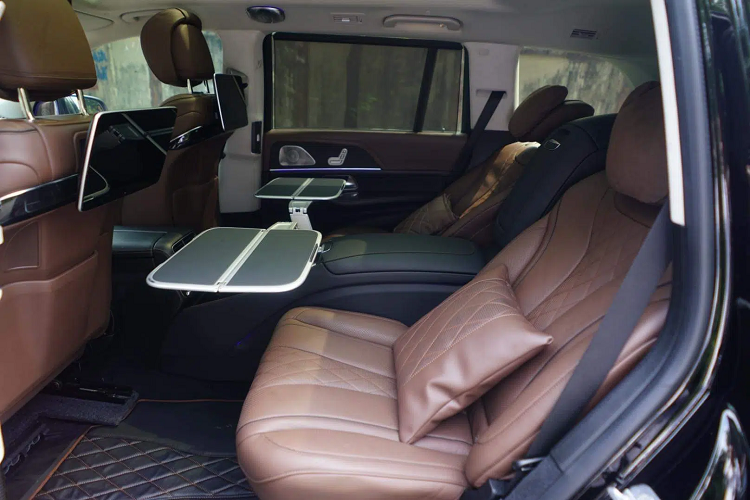 Chưa hết, để gia tăng sự tiện nghi cho người sử dụng, chiếc Mercedes-Benz GLS 450 độ Maybach GLS 600 này cũng được trang bị thêm hệ thống âm thanh hàng hiệu Burmester với 26 loa, nhiều hơn 13 loa so với xe GLS 450 nguyên bản, tính năng cảnh báo áp suất ốp và hệ thống nước hoa.