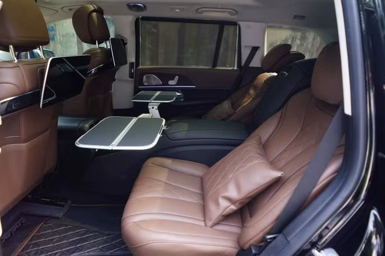 Chưa hết, để gia tăng sự tiện nghi cho người sử dụng, chiếc Mercedes-Benz GLS 450 độ Maybach GLS 600 này cũng được trang bị thêm hệ thống âm thanh hàng hiệu Burmester với 26 loa, nhiều hơn 13 loa so với xe GLS 450 nguyên bản, tính năng cảnh báo áp suất ốp và hệ thống nước hoa.