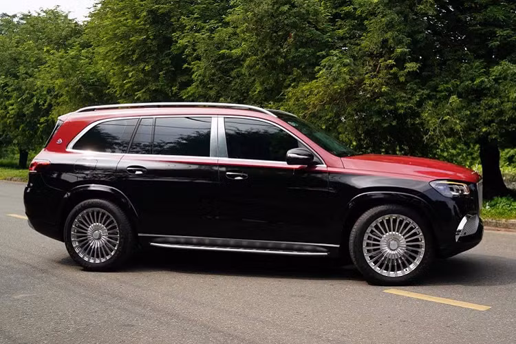 Trong khi đó, mẫu Mercedes-Maybach GLS 600 từng được các đại lý tư chào giá khoảng 18 tỷ đồng. Như vậy, với gói độ này thì chủ nhân của chiếc xe sẽ dễ dàng tiết kiệm tới hơn 11 tỷ đồng so với việc mua xe "xịn" mà vẫn đảm bảo được đầy đủ các trang thiết bị, sự sang trọng không quá chênh lệch.
