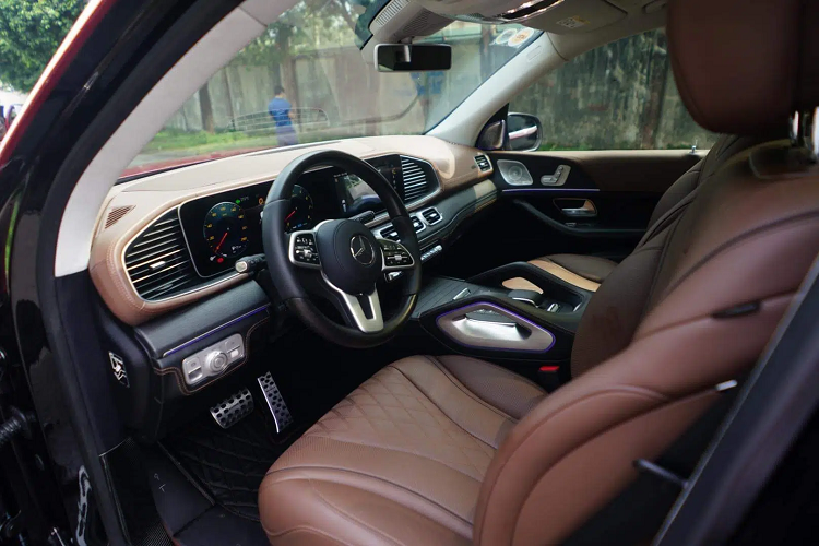 Đối với không gian nội thất, toàn bộ ghế ngồi trên xe được nhập lẻ từ xe Maybach với cấu hình chỉ 4 chỗ ngồi. Chính vì vậy, hệ thống ghế này đều được bọc da cao cấp kèm các chức năng như massage, sưởi/làm mát, có bệ đỡ chân. 