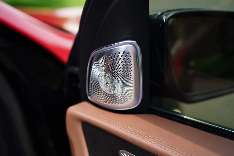 Được biết, toàn bộ các chi tiết độ trên chiếc Mercedes-Benz GLS 450 độ Maybach GLS 600 này đều sử dụng đồ "zin" được đặt hàng của dòng xe siêu sang Maybach. 