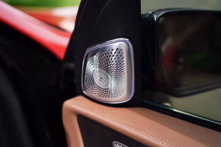 Được biết, toàn bộ các chi tiết độ trên chiếc Mercedes-Benz GLS 450 độ Maybach GLS 600 này đều sử dụng đồ "zin" được đặt hàng của dòng xe siêu sang Maybach. 