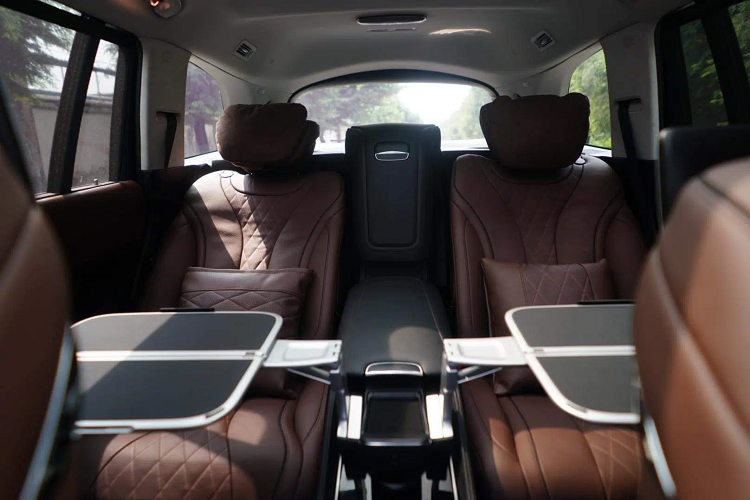 Các trang bị còn lại ở nội thất xe vẫn giữ nguyên bản, như màn hình kép kích thước 12,3 inch, màn hình trung tâm với hệ thống MBUX hỗ trợ Apple CarPlay/Android Auto, điều hòa tự động 3 vùng, khóa thông minh Keyless-Go...