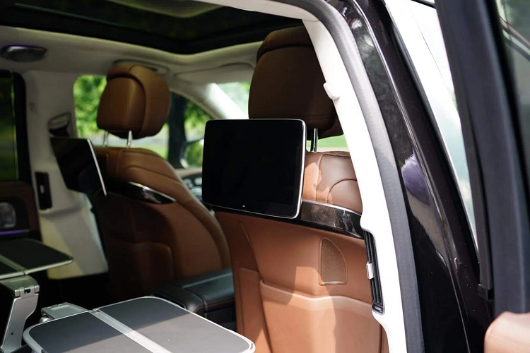 Về truyền động, chiếc Mercedes-Benz GLS 450 độ Mercedes-Maybach GLS 600 đầu tiên tại Việt Nam vẫn sử dụng động cơ nguyên bản loại I6 3.0L kết hợp với mô-tơ điện, sản sinh công suất 367 mã lực/500 Nm mô-men xoắn. Sức mạnh này được truyền tới cả 4 bánh xe thông qua hộp số tự động 9 cấp.