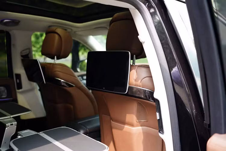 Về truyền động, chiếc Mercedes-Benz GLS 450 độ Mercedes-Maybach GLS 600 đầu tiên tại Việt Nam vẫn sử dụng động cơ nguyên bản loại I6 3.0L kết hợp với mô-tơ điện, sản sinh công suất 367 mã lực/500 Nm mô-men xoắn. Sức mạnh này được truyền tới cả 4 bánh xe thông qua hộp số tự động 9 cấp.