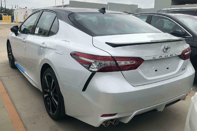 Đuôi xe được gắn thêm cánh lướt gió liền thân ở phía sau và sườn xe. “Dàn chân” được thay mới mang hai tông màu thể thao. Ngoài ra, nóc xe cũng được dán đen “sao y bản chính” với phiên bản Camry XSE. Chưa dừng lại đó, chủ xe Camry còn dán tem trang trí hai bên hông lấy cảm hứng từ các phiên bản “Edition One” của Mercedes-AMG.