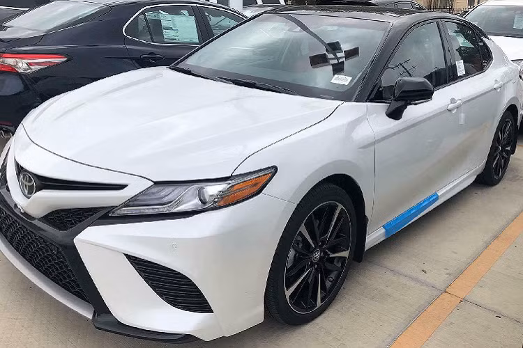 Chót yêu phong cách Toyota Camry bản thể thao, chủ nhân của chiếc Camry 2.5Q đã mạnh tay chi tiền nâng cấp thay đổi hoàn toàn ngoại thất xe theo phong cách Camry Mỹ. Về cơ bản, toàn bộ phần cản trước đã được thay thế, cản trước cũng chính là chi tiết quan trọng quyết định phong cách thanh lịch hay thể thao của Camry.