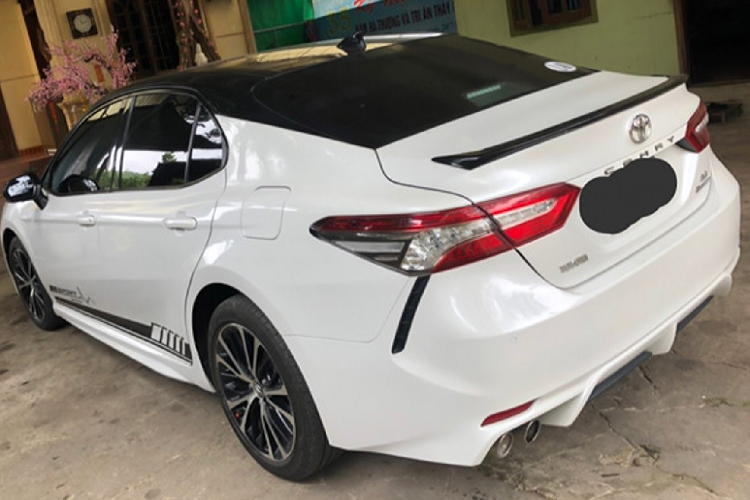 Cản trước Camry sở hữu lưới tản nhiệt tạo hình chữ “V” với hai hốc gió cỡ lớn khoét sâu ở hai bên, ốp cản trước màu bạc. Cản sau cũng được thay thế với bộ khuếch tán thể thao và ống xả kép. Vì Camry thế hệ hiện tại được phát triển chung một nền tảng khung gầm toàn cầu, nên có thể chia sẻ các phụ tùng giữa các phiên bản.
