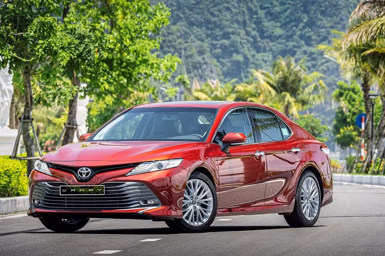 Không có thay đổi gì về động cơ, bên dưới nắp ca-pô Toyota Camry 2.5Q mới này là động cơ xăng 4cyl dung tích 2.5L hút khí tự nhiên (2AR-FE) cho công công suất 178 mã lực, mô-men xoắn cực đại 235 Nm. Sức mạnh được truyền xuống cầu trước thông qua hộp số tự động 6 cấp như thế hệ cũ. Hiện tại ở Việt Nam, giá xe Toyota Camry mới hơn 1 tỷ đồng.