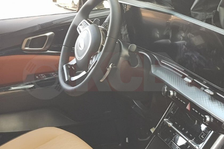 Theo đó, xe sở hữu dải đèn LED định vị ban ngày kéo dài từ cụm đèn pha xuống lưới tản nhiệt theo phong cách giống Sorento thế hệ mới. Trong khi đó, cụm đèn pha LED nằm ngang của mẫu MPV này lại giống với Kia Seltos 2020. Ngoài ra, mẫu MPV này còn được bổ sung lưới tản nhiệt "mũi hổ" mới với thiết kế mượt mà và thanh lịch hơn.