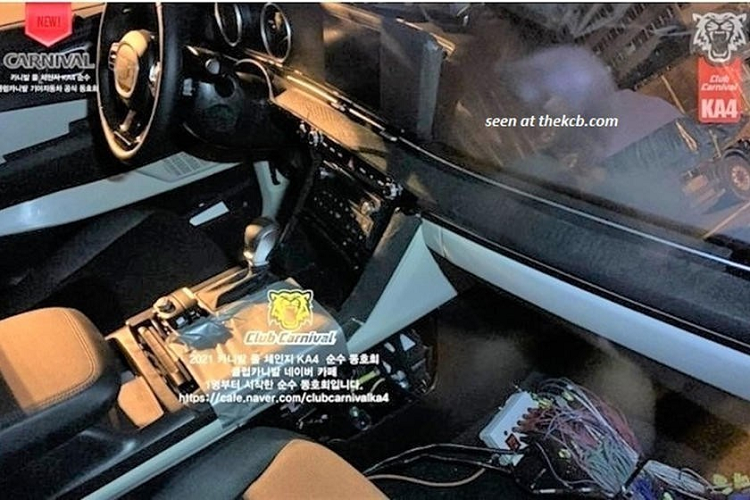 Bên trong MPV hạng sang Kia Sedona 2021 là không gian nội thất sang trọng hơn rất nhiều so với phiên bản cũ. Xe được trang bị màn hình thông tin giải trí cỡ lớn, nối liền với bảng đồng hồ thành một khối theo phong cách của những mẫu xe sang như Mercedes-Benz. Ngoài ra, mẫu minivan này còn được bổ sung nhiều chất liệu nội thất cao cấp hơn.