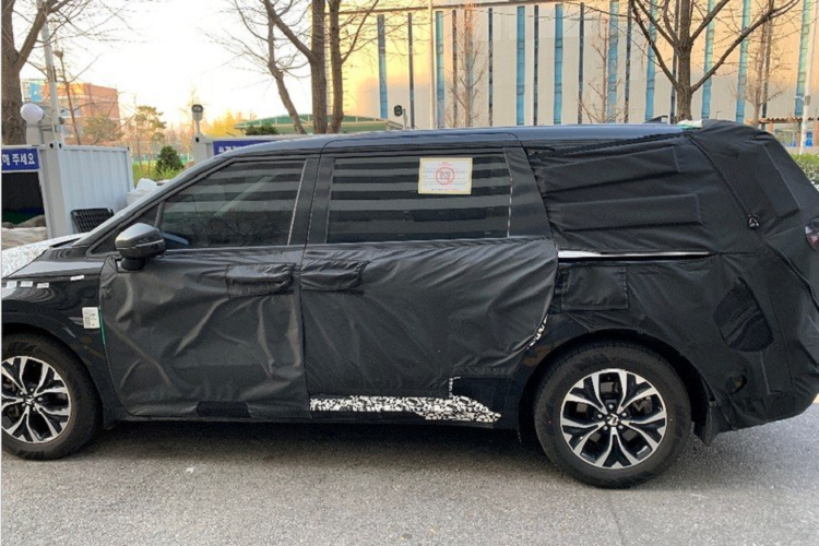 Trong khi đó, thiết kế vô lăng, hệ thống thông tin giải trí và màn hình cảm ứng có vẻ được bê nguyên từ người anh em Kia Sorento 2021 sang. Riêng thiết kế cửa gió điều hòa là khác biệt, kéo dài từ đầu này sang đầu kia của mặt táp-lô. Theo một số nguồn tin, Kia sẽ vén màn Sedona thế hệ mới vào tháng 7 năm nay tại thị trường quê nhà Hàn Quốc.