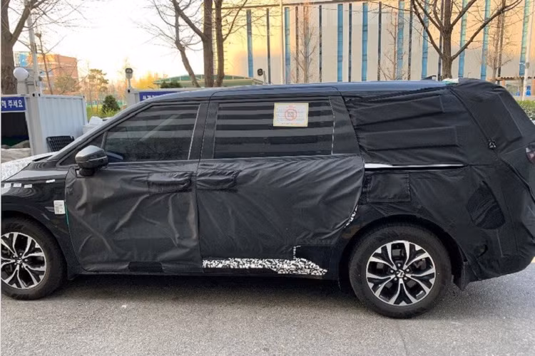 Trong khi đó, thiết kế vô lăng, hệ thống thông tin giải trí và màn hình cảm ứng có vẻ được bê nguyên từ người anh em Kia Sorento 2021 sang. Riêng thiết kế cửa gió điều hòa là khác biệt, kéo dài từ đầu này sang đầu kia của mặt táp-lô. Theo một số nguồn tin, Kia sẽ vén màn Sedona thế hệ mới vào tháng 7 năm nay tại thị trường quê nhà Hàn Quốc.