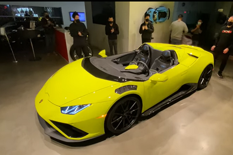 Cụ thể, kênh YouTube “DailyDrivenExotics” có thanh danh vì những video liên quan tới Lamborghini. Mới đây, họ có đăng tải một video tập trung về chiếc speedster Huracan độc nhất trên thế giới này.