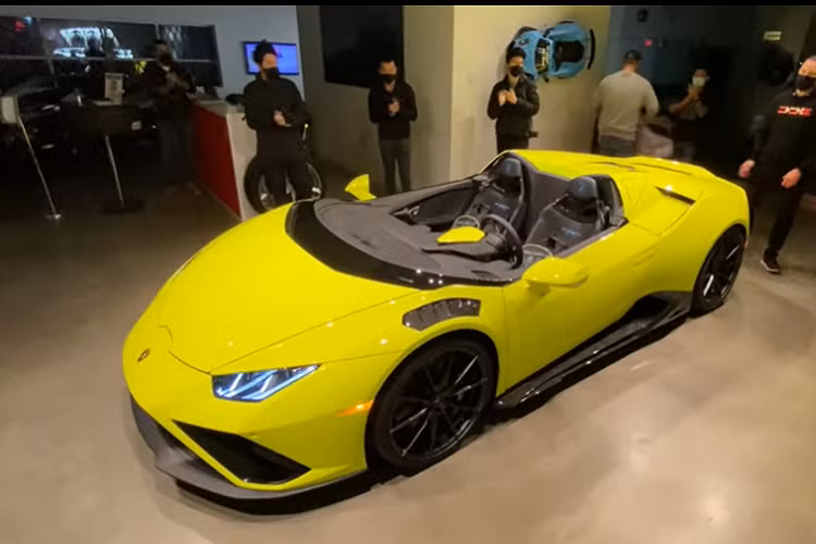 Cụ thể, kênh YouTube “DailyDrivenExotics” có thanh danh vì những video liên quan tới Lamborghini. Mới đây, họ có đăng tải một video tập trung về chiếc speedster Huracan độc nhất trên thế giới này.