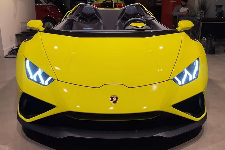 Năm 2020 là một năm có đầy những chiếc xe mui trần thu hút sự chú ý như cặp song sinh Ferrari Monza và McLaren Elva. Tuy nhiên, trong khi đó là những dự án chính thức nhằm “lợi dụng” các đối tượng khách hàng với túi tiền sâu không đáy, chiếc Huracan Evo Aperta mới thuộc về một cá nhân với một giấc mơ lớn. Tất nhiên, ví tiền của anh ta cũng không phải dạng nông.