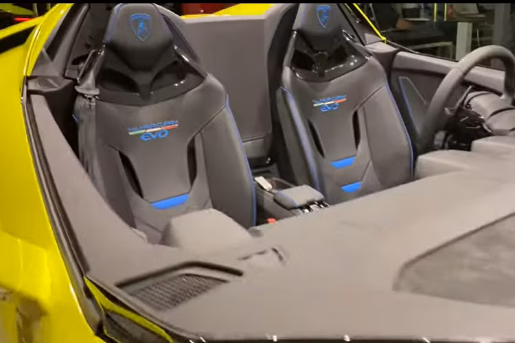 Ngoài những thứ kể trên, khối động cơ V10 trong chiếc xe này cũng được độ lại để sản sinh 840 mã lực, một con số đáng sợ khi cân nhắc chuyện họ đã sử dụng một chiếc Evo làm khung gầm nền tảng, cũng như hệ dẫn động RWD.