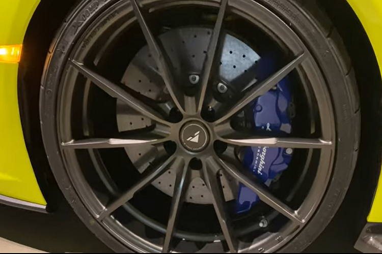 Đồng thời nó cũng được bọc hoàn toàn trong màu vàng neon 3M, có trang bị một bộ siêu nạp VF và một hệ thống ống xả tạo âm thanh cực đã từ Fi với đầu ống bằng carbon.